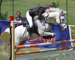 An ihrem 16. Geburtstag gewann Aila Wirkner aus Obermützkow mit Pony Little Gona das Hauptspringen der Klasse L am Sonntag.